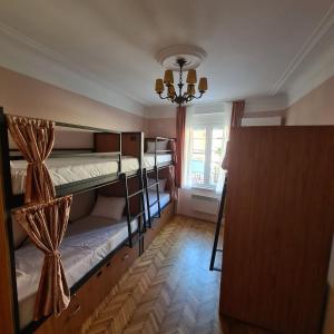 贝尔格莱德Up Hostel的客房设有两张双层床和一扇窗户。
