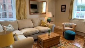 Little BudworthOulton Park Lodge的客厅配有沙发和桌子