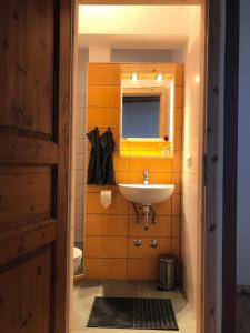 马达莱纳Casa-do-Mar的一间带水槽和镜子的浴室