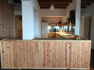 马达莱纳Casa-do-Mar的厨房配有带水果的木台面