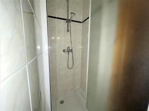里蒙纽耶Appartement Les Menuires, 3 pièces, 8 personnes - FR-1-452-90的浴室里设有玻璃门淋浴