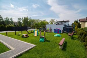 Domki GENAKER的儿童游玩区