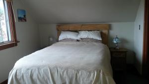 贾斯珀邦洪姆美景公寓的一间卧室配有一张大床和木制床头板