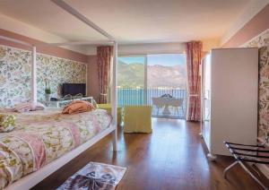 贝拉吉奥博尔戈利泰拉西酒店的一间卧室设有一张床和一个美景阳台