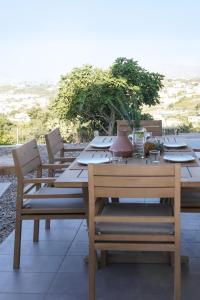 干尼亚AGAVE HILL LUXURY HOUSE的一张带椅子的木桌和一张美景桌子
