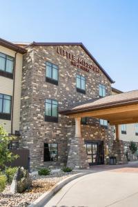 Watford CityLittle Missouri Inn & Suites Watford City的前面有标志的建筑