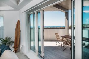 纽基NEW Luxury Coastal Apartment with vast sea views的阳台享有海景。