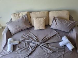 乐托卡亚Havana Villas的床上有毛巾的床
