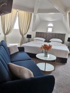 帕扎尔吉克Villa al Tempio的一间卧室配有两张床、一张沙发和一张桌子