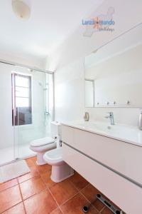 卡列罗港Vivienda Vacacional Casa Shanti的白色的浴室设有卫生间和水槽。