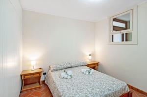 克雷米亚Il Casale di Marnino的一间卧室,床上放着两只动物