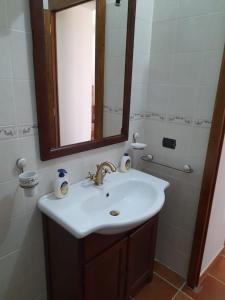 蒙泰焦尔达诺Villa Aurora的一间带水槽和镜子的浴室