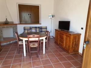 蒙泰焦尔达诺Villa Aurora的厨房配有桌椅和电视。