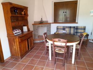 蒙泰焦尔达诺Villa Aurora的厨房配有桌椅和壁炉。
