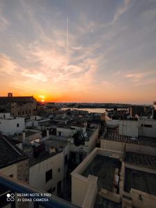 奥特朗托San Pietro Otranto的从建筑屋顶可欣赏到日落美景