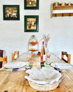 SalirMonte Carrascal Guesthouse的一张桌子上放有白板和葡萄酒瓶