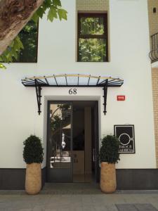 德尼亚Maison Marineta的两棵盆栽植物的建筑物的前门