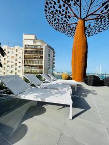 德尼亚Maison Marineta的屋顶上的一个白色长凳
