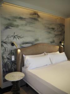 德尼亚Maison Marineta的一间卧室配有一张壁画床