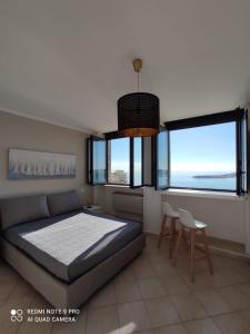 奥特朗托Villa Altomare的一间卧室设有一张床和两个窗户。