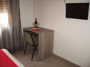阿尔马索拉迈阿密旅馆的小桌子,带一瓶葡萄酒和一把椅子