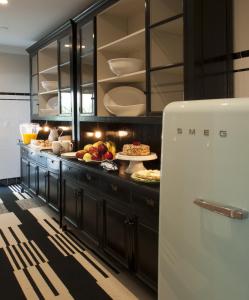 迈阿密海滩Shepley South Beach Hotel的厨房配有食品柜台和冰箱。