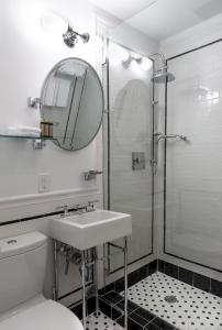 迈阿密海滩Shepley South Beach Hotel的白色的浴室设有水槽和镜子