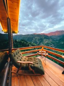 贾马里海姆森ZirvedeKal Suit Otel的山景阳台上的椅子
