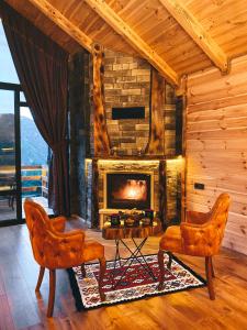 贾马里海姆森ZirvedeKal Suit Otel的小木屋内带壁炉的客厅