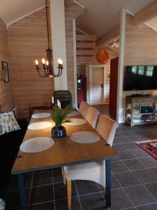 弗罗达尔100m lift, 2 min swim - Large family cabin的一间带木桌和椅子的用餐室