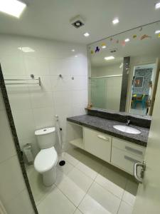 塔曼达雷Carneiros Beach Resort Flat的一间带卫生间、水槽和镜子的浴室