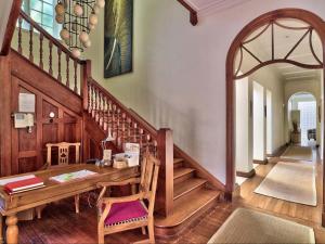 开普敦瓦尔登湖套房酒店的一间带木桌和楼梯的用餐室