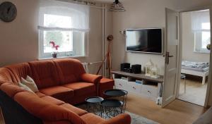 库罗阿尔滕堡Ferienwohnung Zum Ausblick的带沙发和电视的客厅
