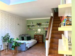 罗马Rooftop Boho Loft Spanish Steps的一间卧室设有床铺,楼梯拥有绿色的墙壁