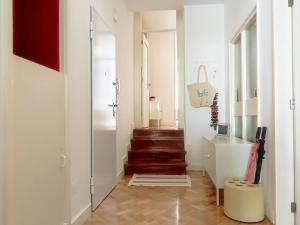 波尔图E36 - ideal for families - large areas的走廊上设有楼梯,有楼梯
