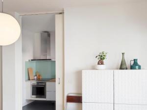 波尔图E36 - ideal for families - large areas的厨房配有白色橱柜和炉灶。