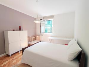 波尔图E36 - ideal for families - large areas的卧室配有白色的床和白色橱柜