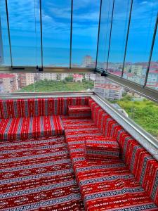 BostancıShahin Golden Hotel l الصقر الذهبي…的观景台上一组红色的座位