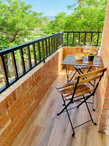 格拉纳达FAISÁN 20 Apartamento的阳台配有桌椅。
