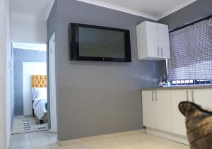 开普敦Pixie Lodge的厨房配有壁挂式平面电视。