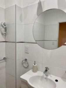 巴拉那Departamentos Fleming, luminosos p hasta 4 personas的白色的浴室设有水槽和镜子