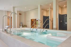 纽伯里The Retreat, Elcot Park的一个带大镜子的房间内的热水浴缸