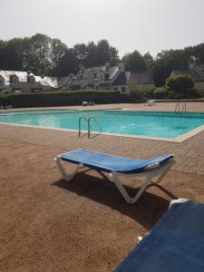 普罗梅尔Chez Christine的游泳池前的蓝色长椅