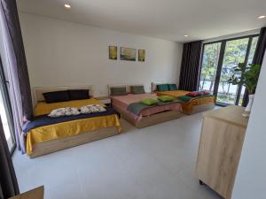 隆海Villa Zenna Long Hải - Mimosa 611 View Biển的带窗户的客房内的两张床