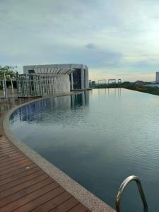 哥打巴鲁Prestige Troika Kota Bharu的一座水面建筑顶部的游泳池