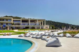尼基季Ammoa Luxury Hotel & Spa Resort的一座带游泳池和大楼的度假村