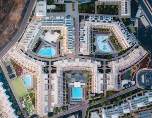 卡门港艾括拉兰萨罗特套房酒店的享有带游泳池的公寓大楼的顶部景致