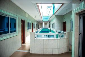 科托努Bénin Berge hotel的医院里的一个游泳池,有天窗