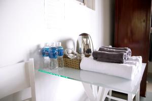 大叻Grey House的一张带毛巾和瓶装水的白色桌子
