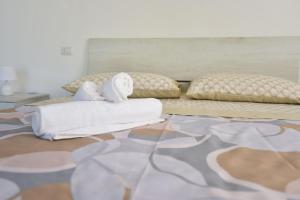 PianilloLa Terrazza sugli Dei的卧室配有2条毛巾。